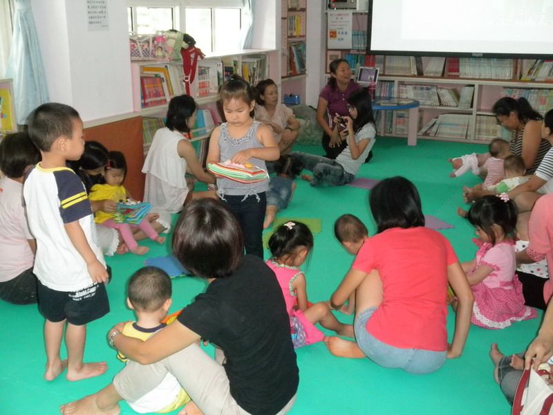 孩子們練習看布書