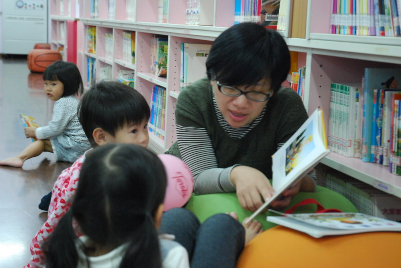 培瑜老師陪伴小小讀者看書