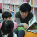 培瑜老師陪伴小小讀者看書
