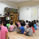 幼兒園的寶貝們認真聽楊老師說色彩的翅膀